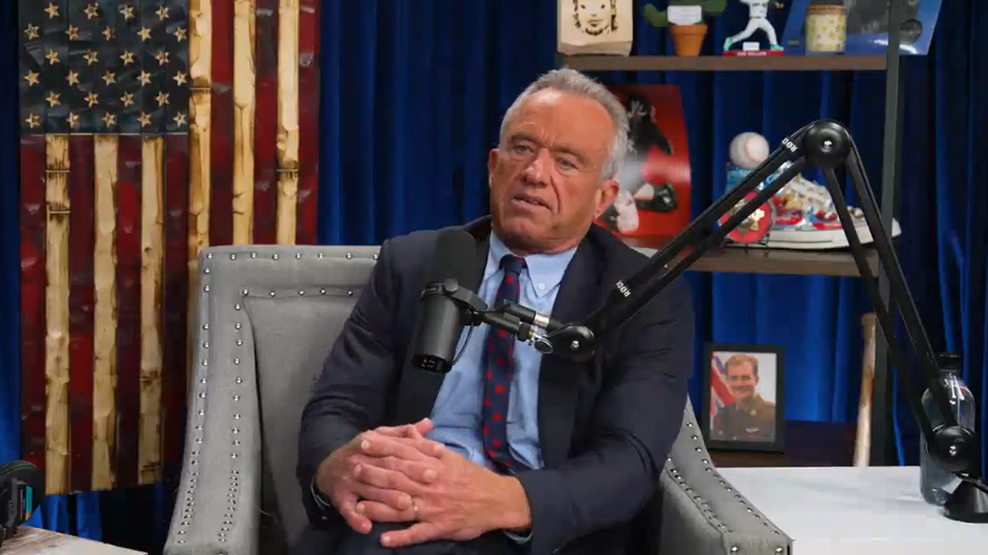 老吃家了！美国卫生部长吹嘘自己不怕细菌：我曾坐在马桶上吸食可卡因