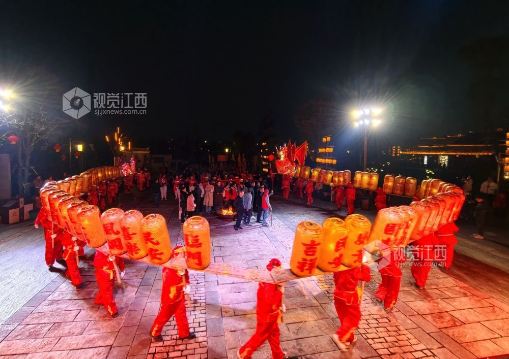 江西分宜：百米板凳龙闹新春（图）