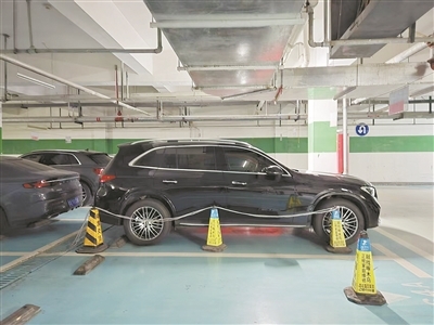 为防止剐蹭，有的车主用锥桶做隔断