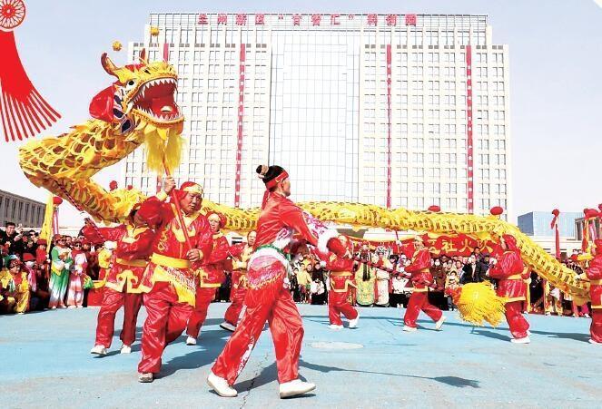 舞龙闹新春，民俗年味浓。兰州新区报记者　史晓峰　摄