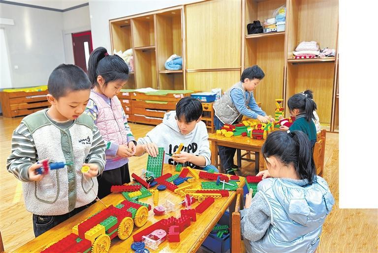 孩子们在老师指导下进行积木搭建　新甘肃&middot;甘肃日报记者　王聪
