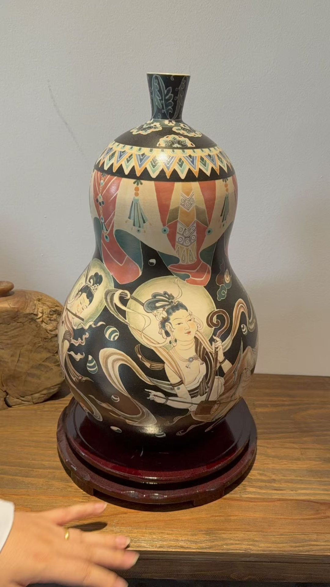 五彩伎乐葫芦瓶（魏荣荣创作）