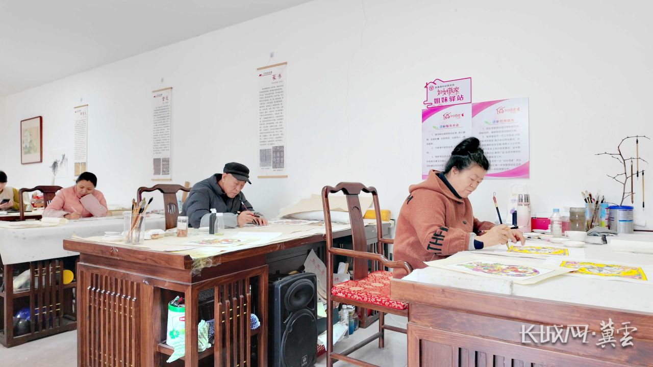 汇名轩年画非遗工坊的画师们在赶制春节订单。长城网&middot;冀云客户端记者 李雄飞 熊庆