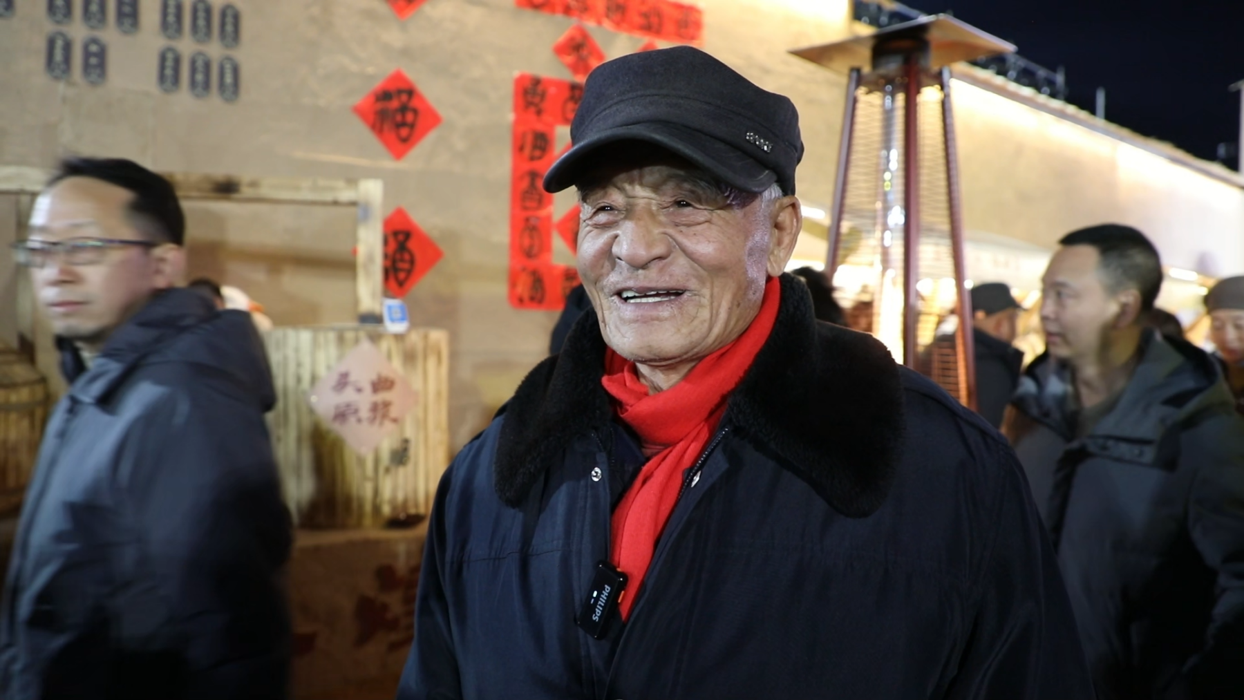 敦煌市民王进海说：“敦煌大集很好，吃的、玩的都好，逛得很开心。”