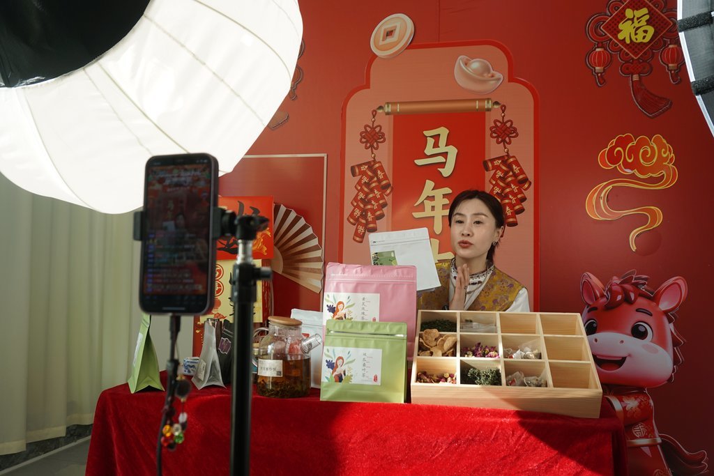 主播正在直播间推荐当地文旅融合产品。
