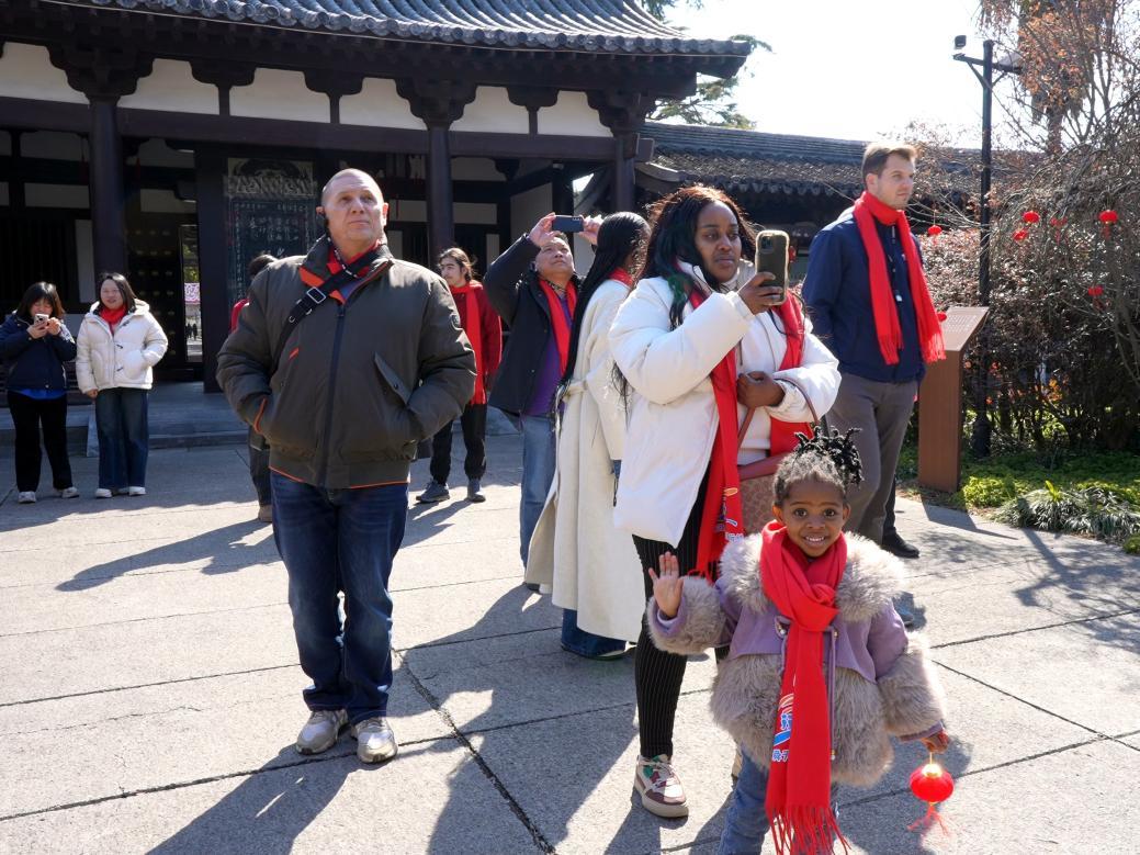 外籍人才参观生祠镇岳庙
