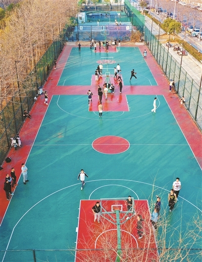 居民在社区球场运动