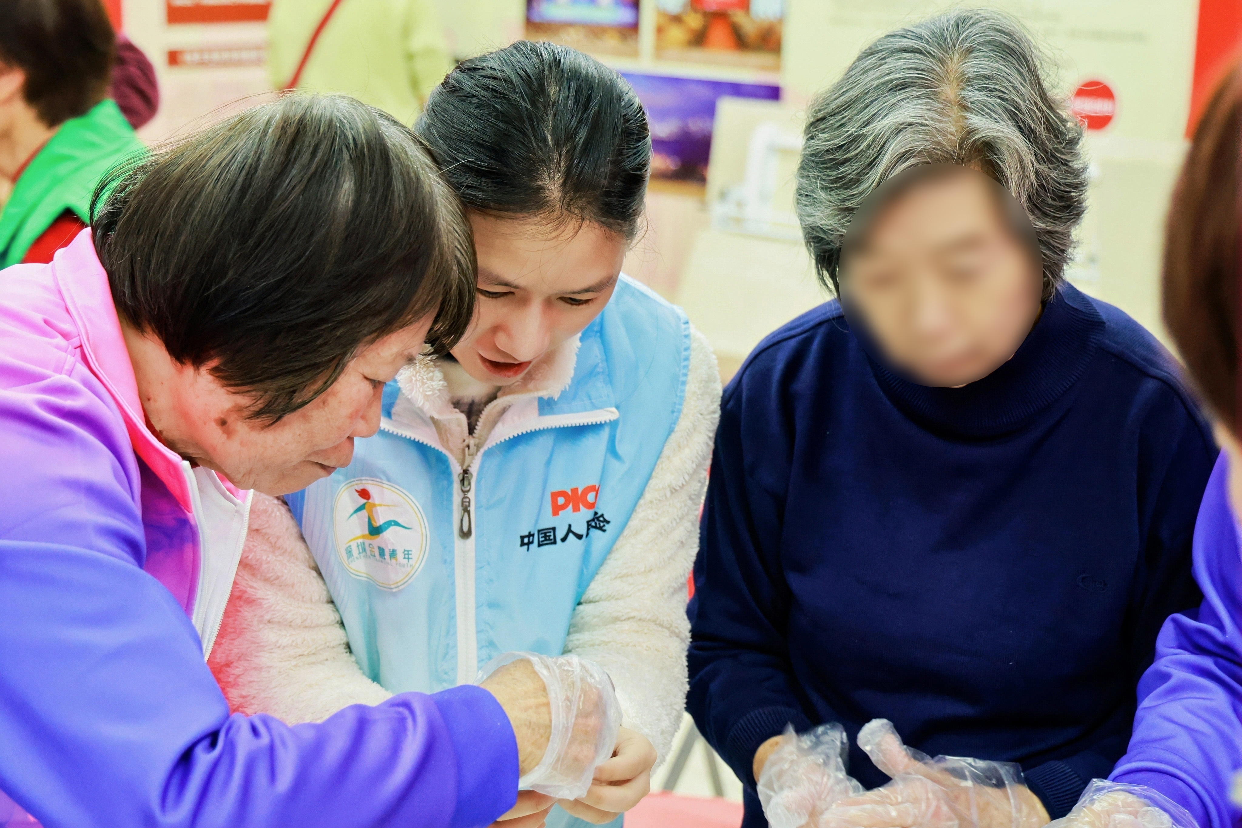 腊八粥暖,反诈入心:人保健康走进社区守护居民“钱袋子”