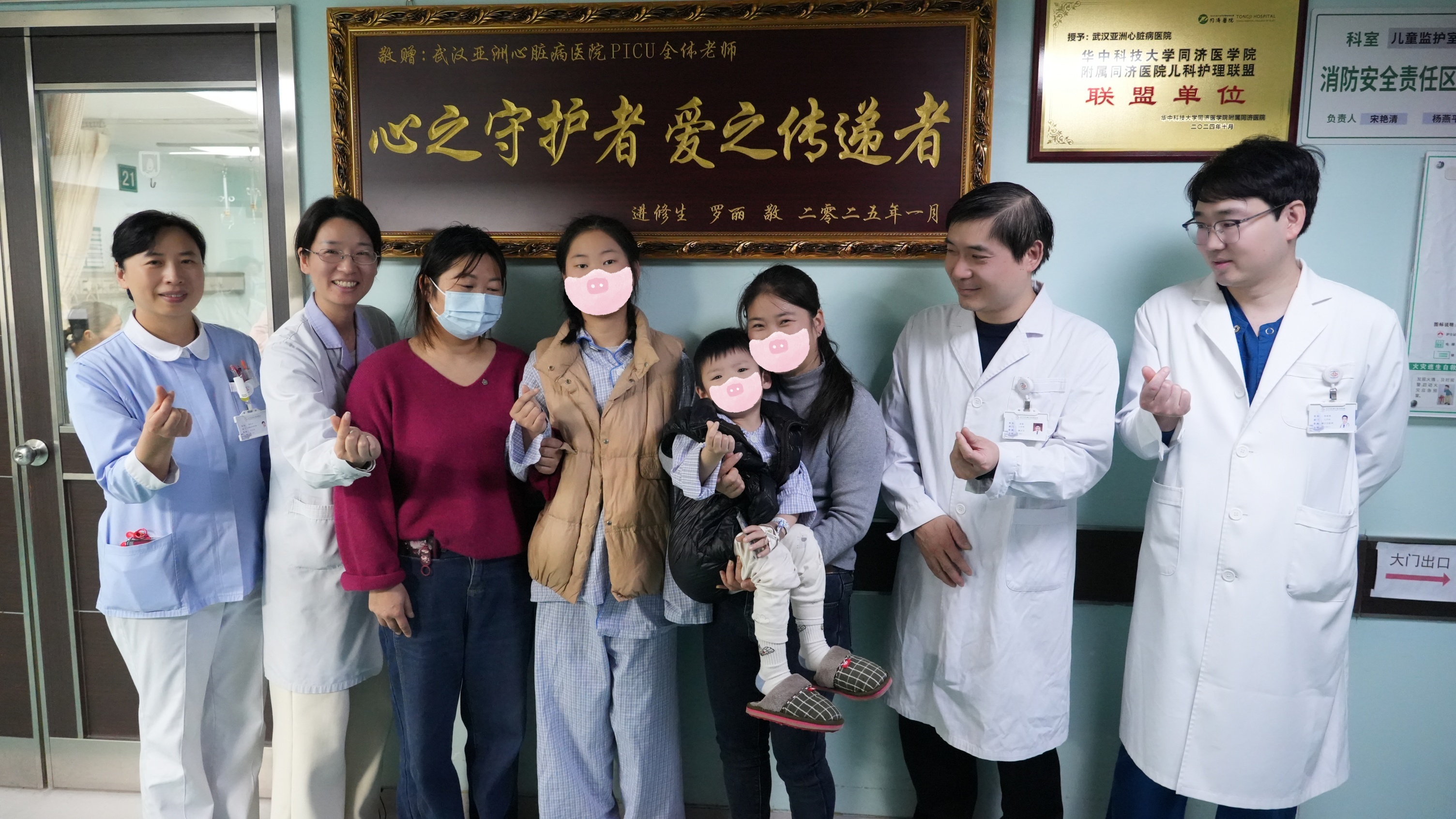 凡凡、小希与医护人员合影