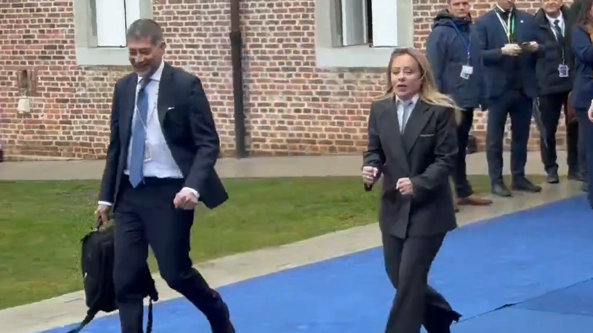 意大利总理梅洛尼参加欧盟峰会，被冻得瑟瑟发抖，大喊“太冷了，冻死我了”