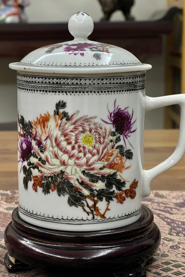 可能是“青花大王”唯一建国后粉彩？——一件无款菊花杯的举证