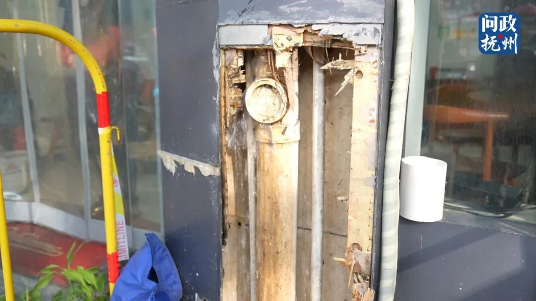 抚州临川区恒盛城市花园小区下水道堵塞致污水外溢 影响行人出行