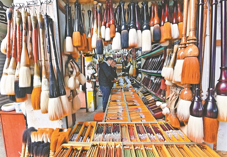 文港笔市上，琳琅满目的毛笔吸引客商驻足挑选。