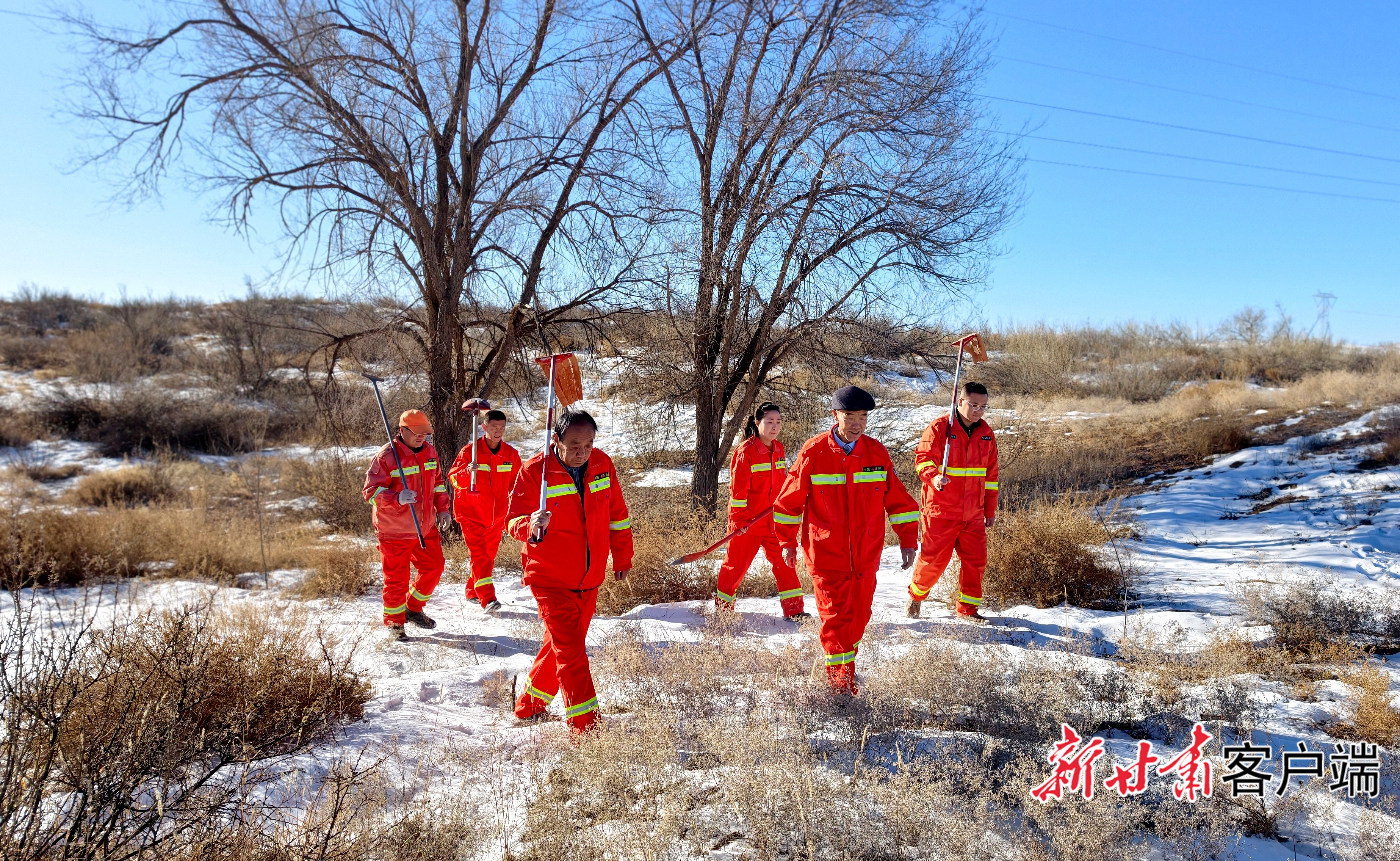 郭万刚(右二)带领林场职工在巡林 本文图片均由新甘肃·甘肃日报记者金奉乾摄