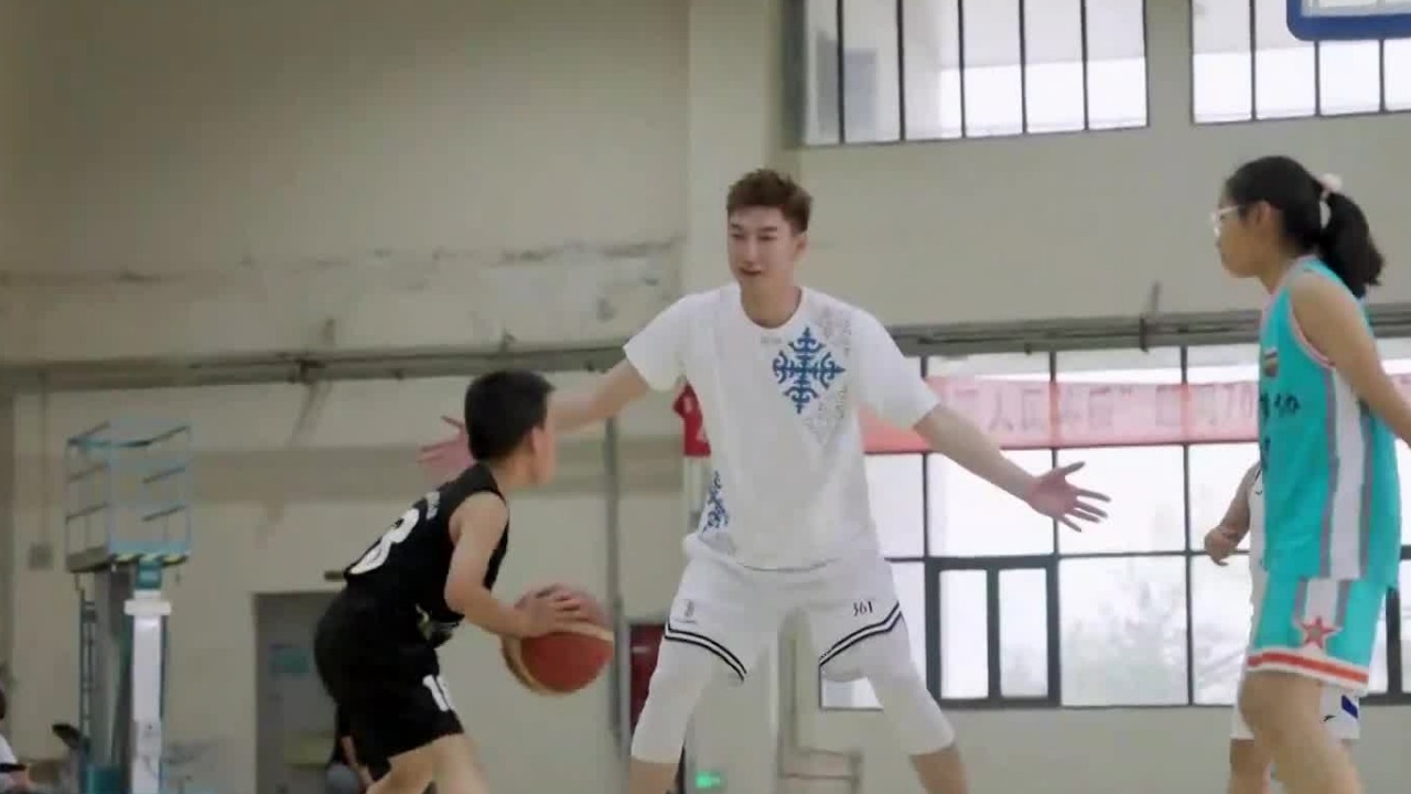 可兰白克的教学：扣下孩子们的球，再夸一顿，是为了让他们“不再害怕”