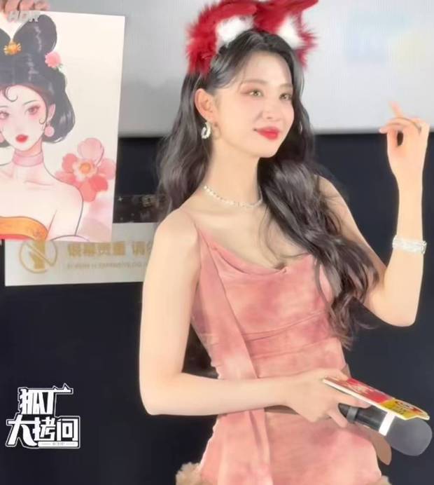 王楚然戴狐耳发箍，元气满满。