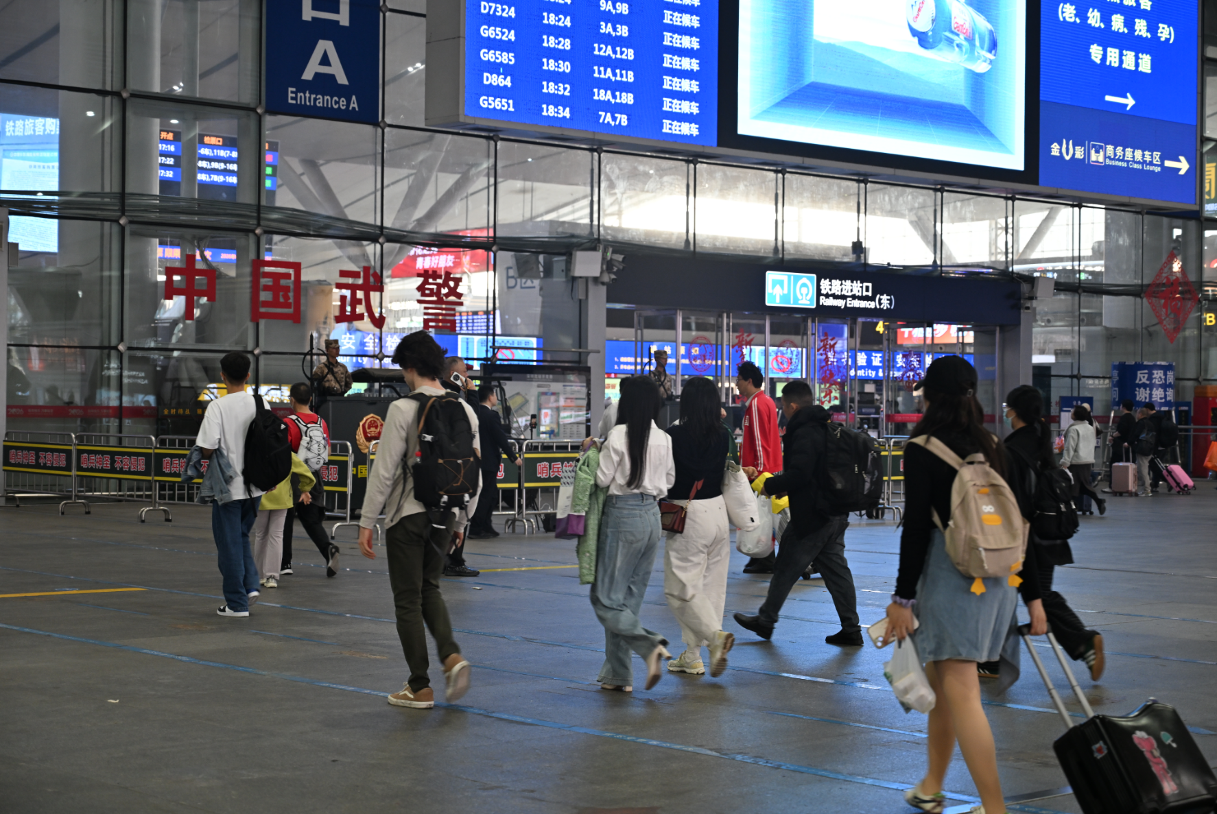 节前春运过半 深圳铁路到发旅客超410万人次