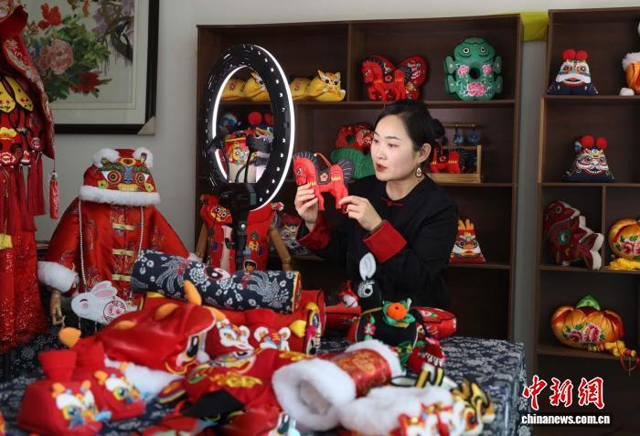 图为庆阳香包绣制甘肃省级代表性传承人孟婷婷直播推介香包 盘小美 摄