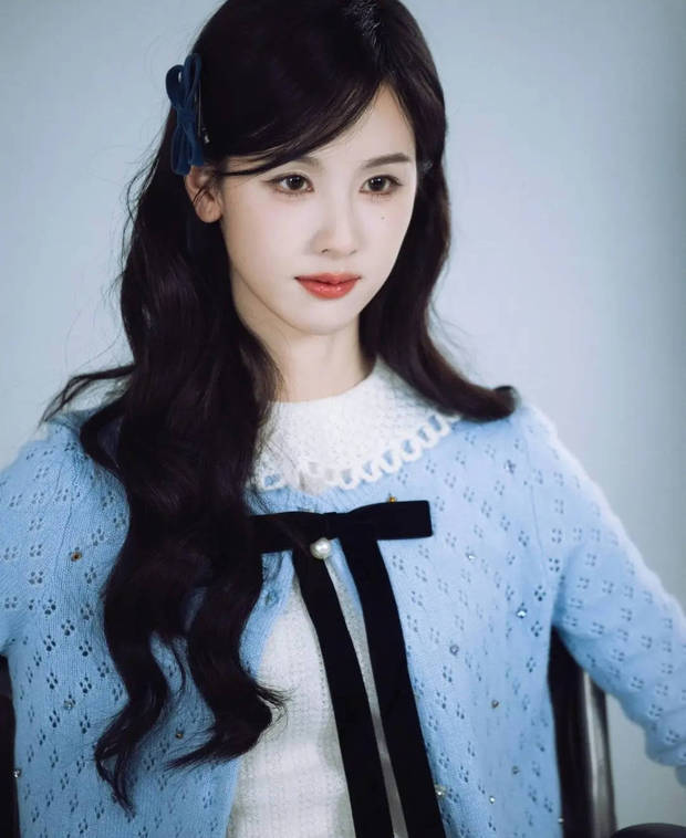 陈都灵直视镜头，气质温婉。