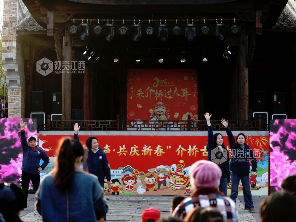 江西分宜:古村村晚贺新春(图)