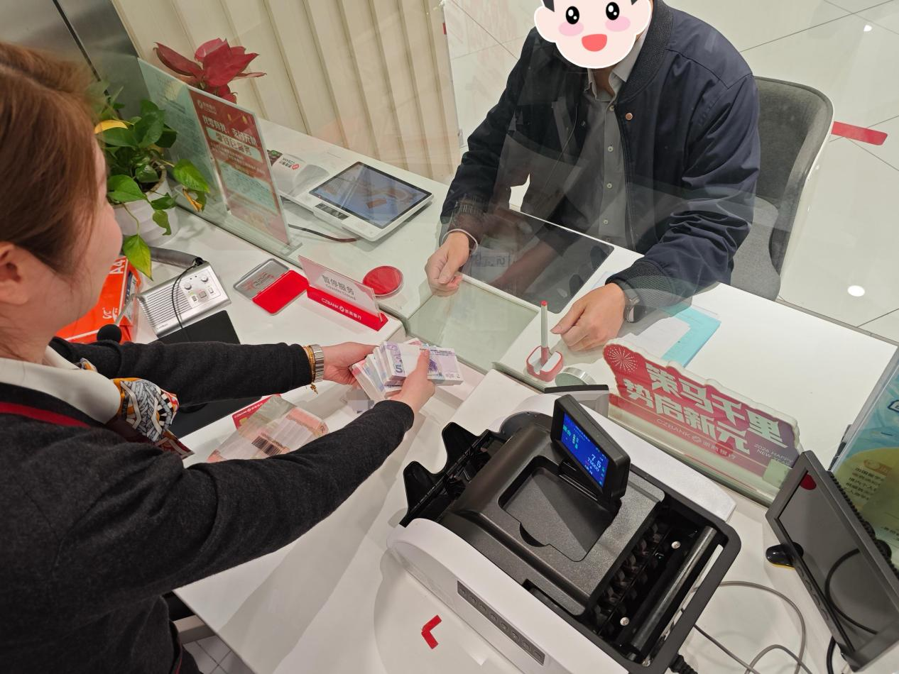 新钞“龙”重登场 浙商银行深圳分行备足“压岁钱”迎新春