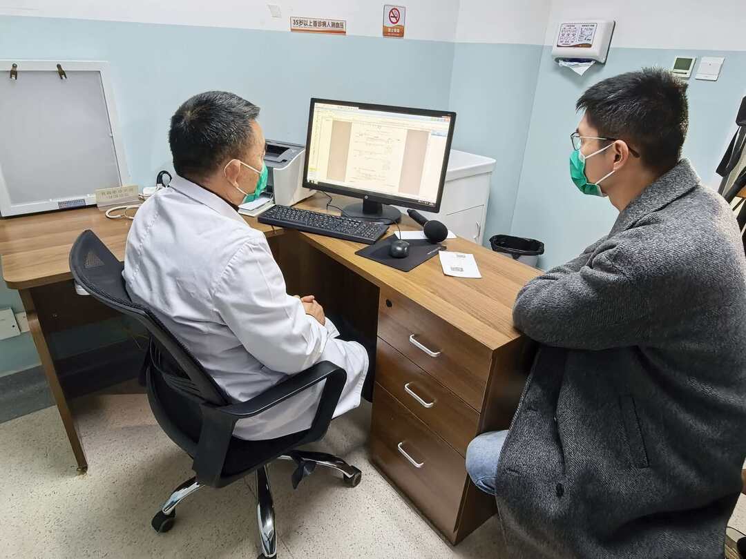 南昌市人民医院专家在开具成人疫苗健康教育电子处方前,向市民问诊(摄影:杜宇蔚)