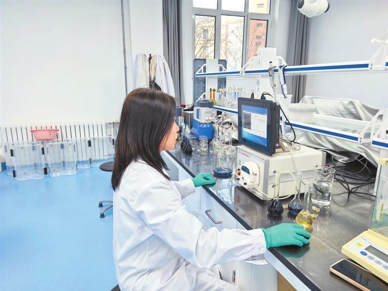 技术人员正在做实验