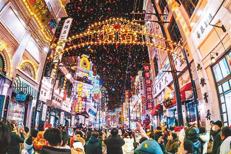 建业电影小镇上万盏灯盏点缀出浓浓年味。建业电影小镇供图