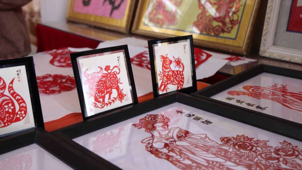 图为甘肃省平凉市灵台县什字镇文化广场文化活动室里的剪纸作品 新华社发