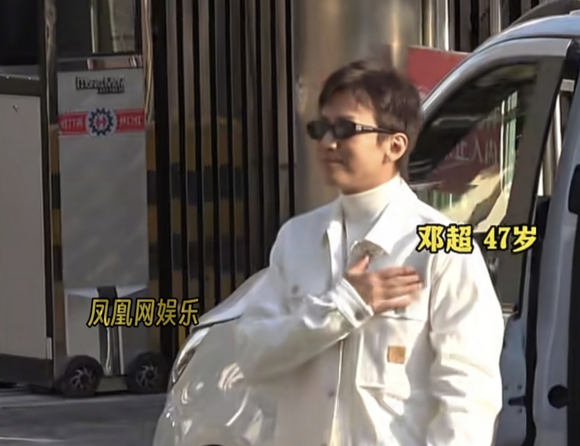 邓超现身彩排，热情向大家微笑。