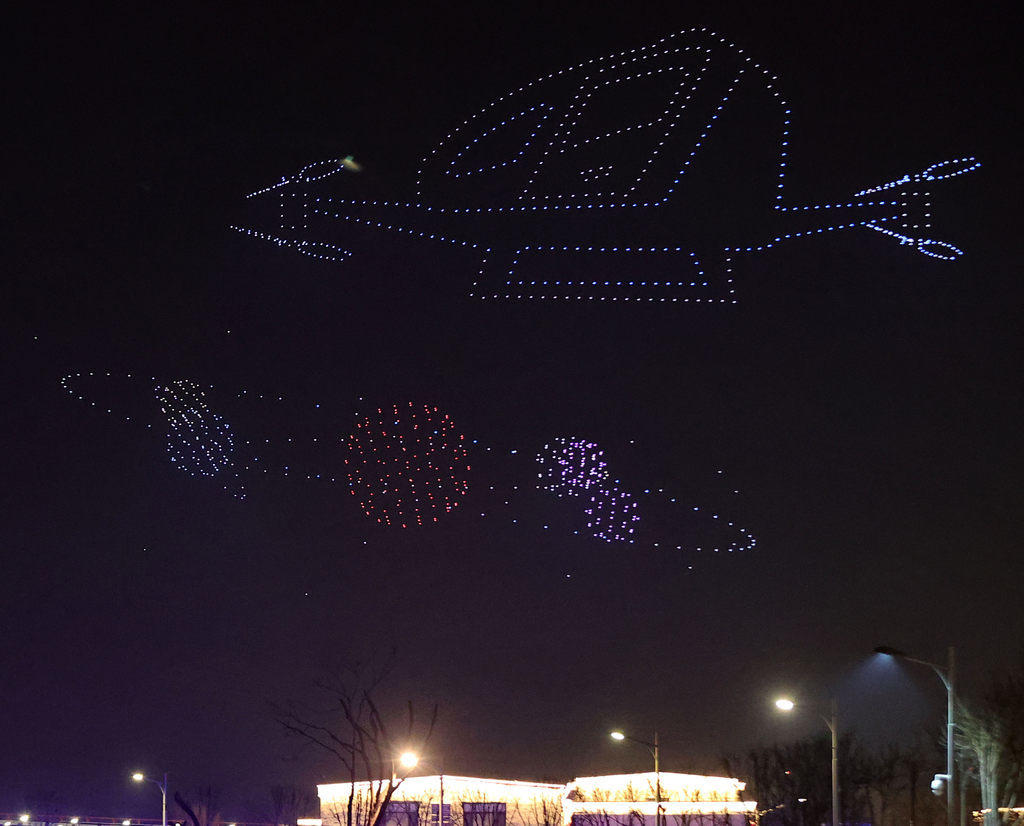 2月10日拍摄的秦皇岛港口工业旅游区无人机灯光秀。