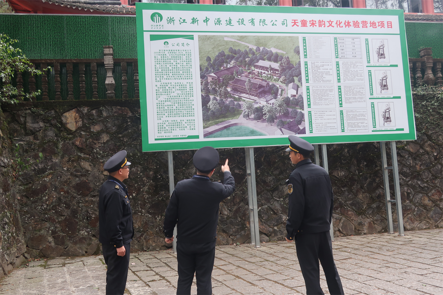 鄞州：年味渐浓 “执法蓝”暖心守护祈福路