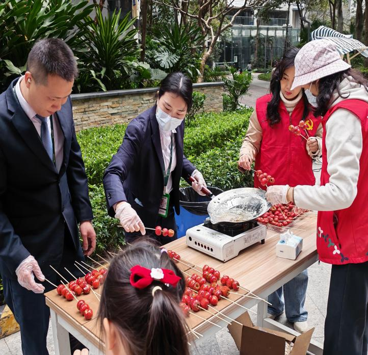 “笔墨挥春绘马韵·匠心服务暖万家”