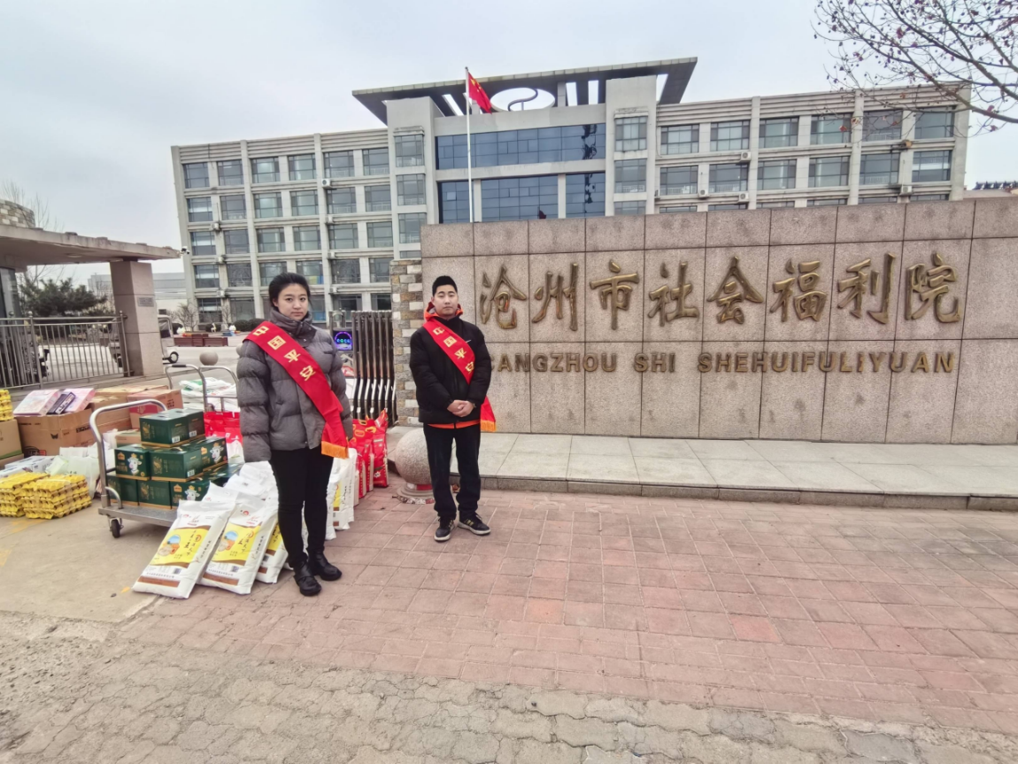 图片：志愿者为福利院准备日常生活物资