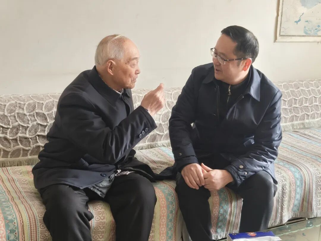 黄勇与退休老干部促膝长谈,询问身体状况。.jpg