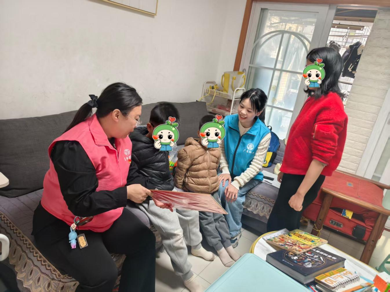 寒冬虽冷，人心向暖。一袋米、一桶油、一句问候、一个拥抱，汇聚成这个冬天最动人的风景。在这辞旧迎新的时刻，河东社区用行动诠释责任，以真情传递希望，让“家”的温暖在每一个角落生根发芽，让党的阳光照进每一户百姓的心田。