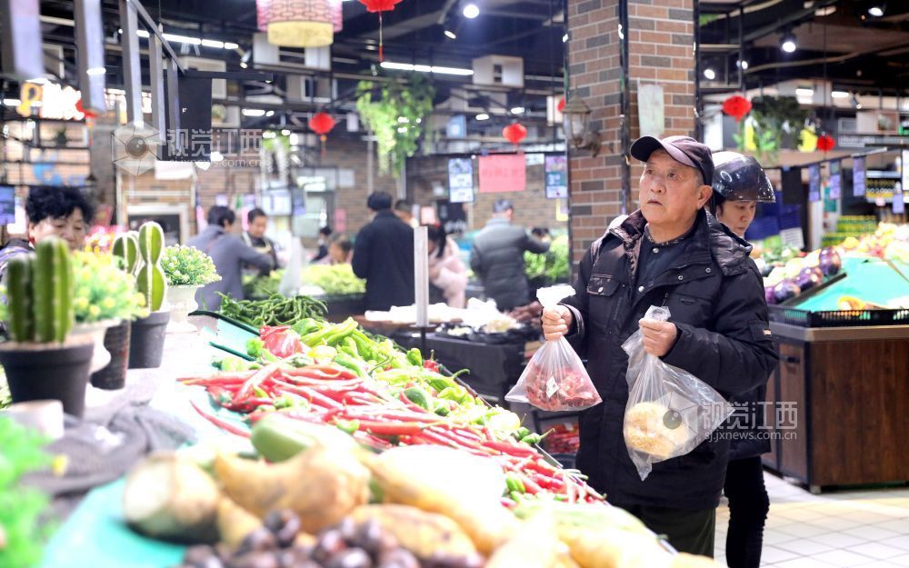 2026年2月13日,江西省吉安市峡江县一大型商超内,市民在选购年货。