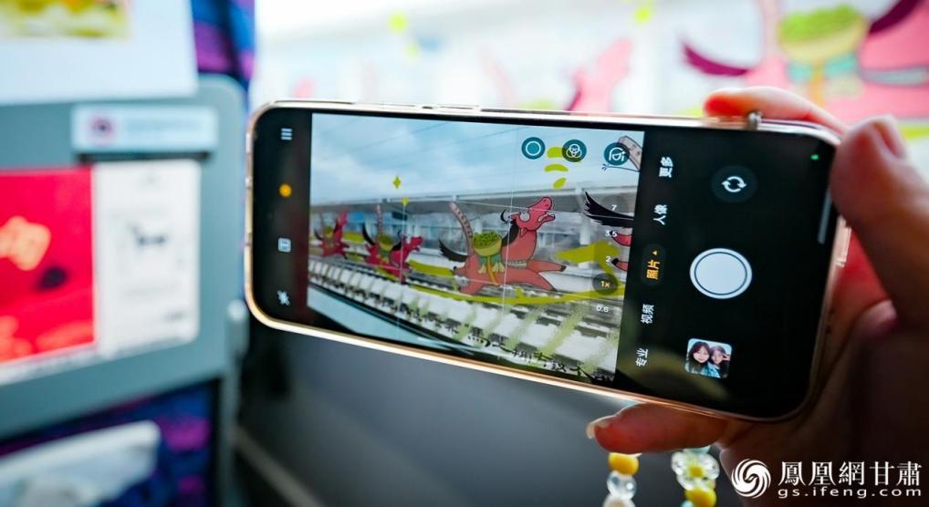 乘客用手机定格车厢内的马元素