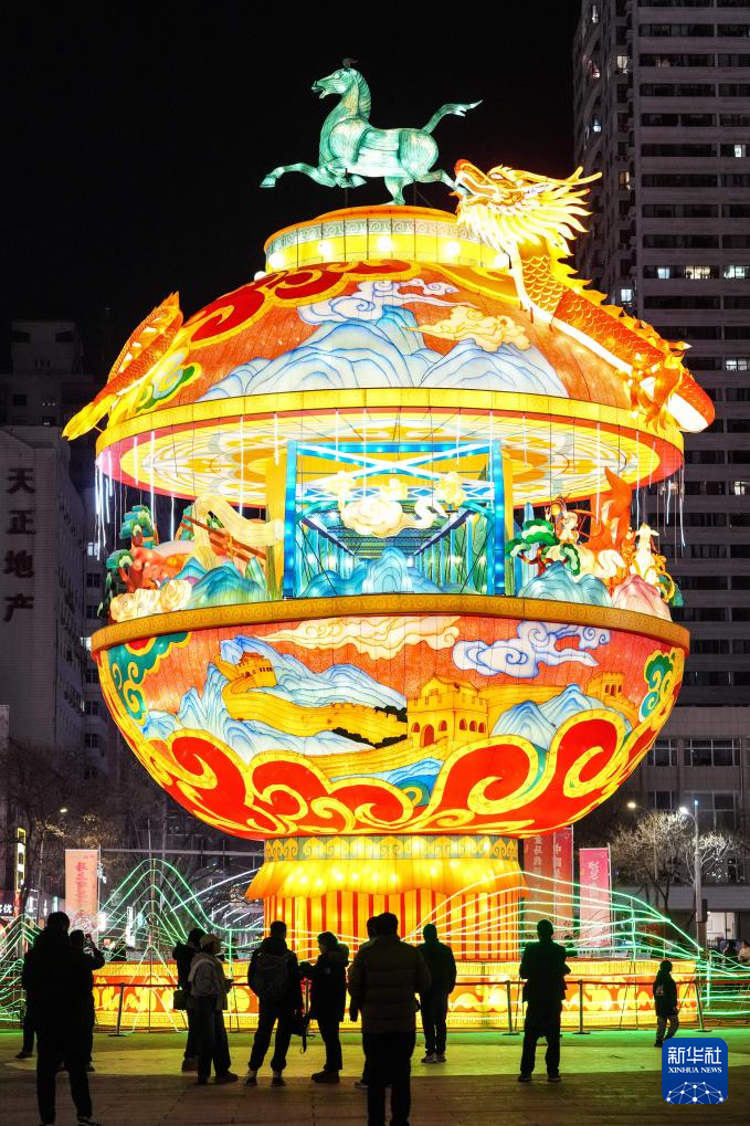 2月10日，市民在兰州市城关区东方红广场参观“龙马精神”主题大型灯组。新华社记者　郎兵兵　摄