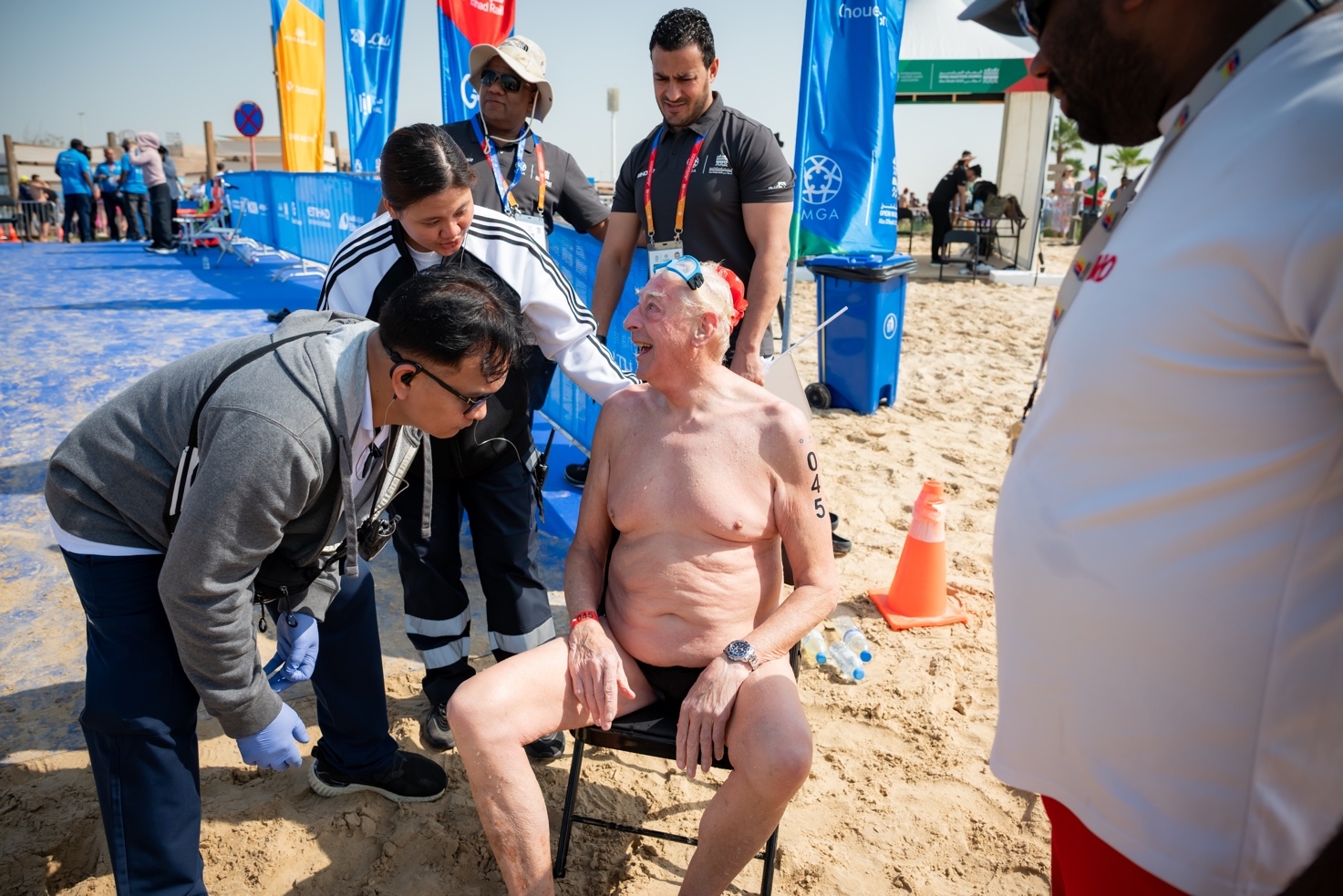 85岁的老选手完成2026年阿布扎比世界大师运动公开赛5公里公开水域游泳比赛