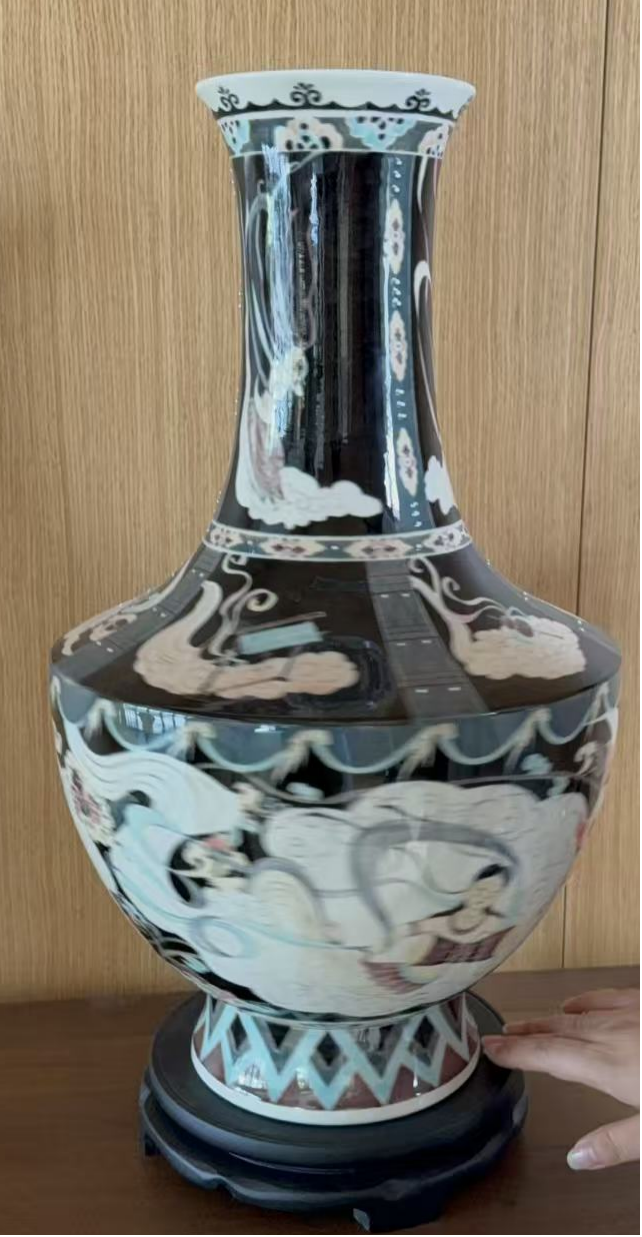 方肩伎乐藻井瓶（魏荣荣创作）