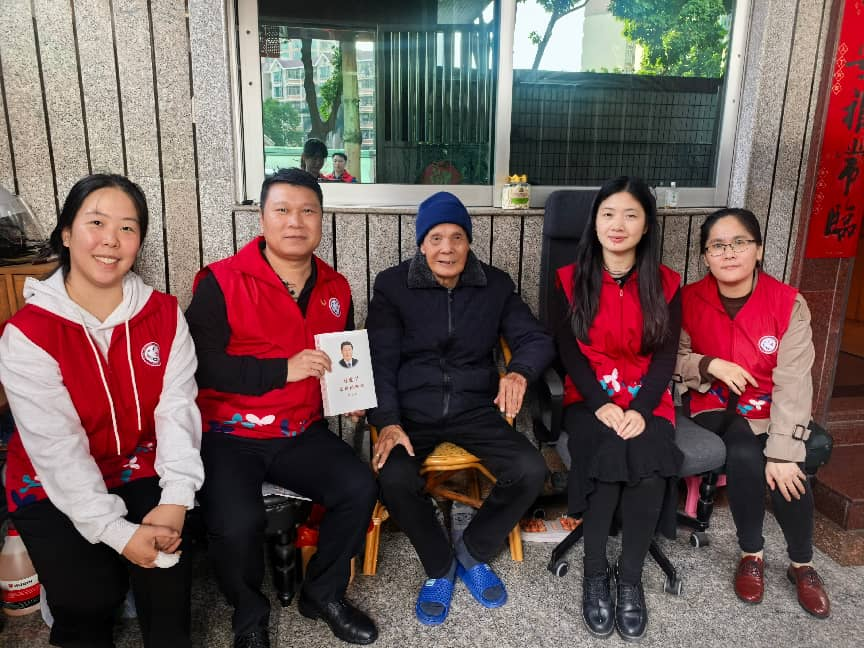 新春送温暖 情系党员心——  河西社区党委春节走访慰问老党员