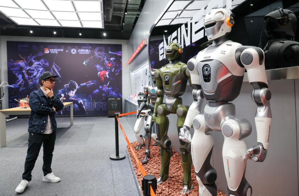 图：1月15日，在深圳市福田区深业上城的众擎机器人门店，顾客参观具身机器人。