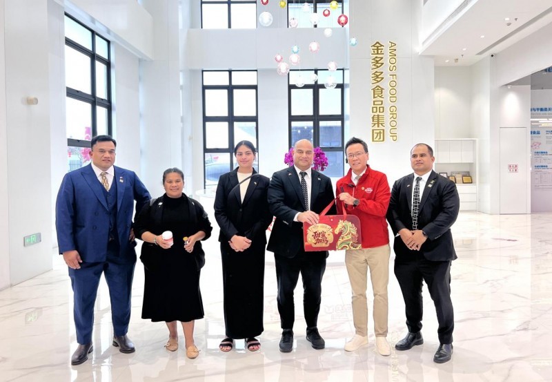 （瑙鲁总统及代表团成员与金多多食品集团董事长马恩多合影留念）