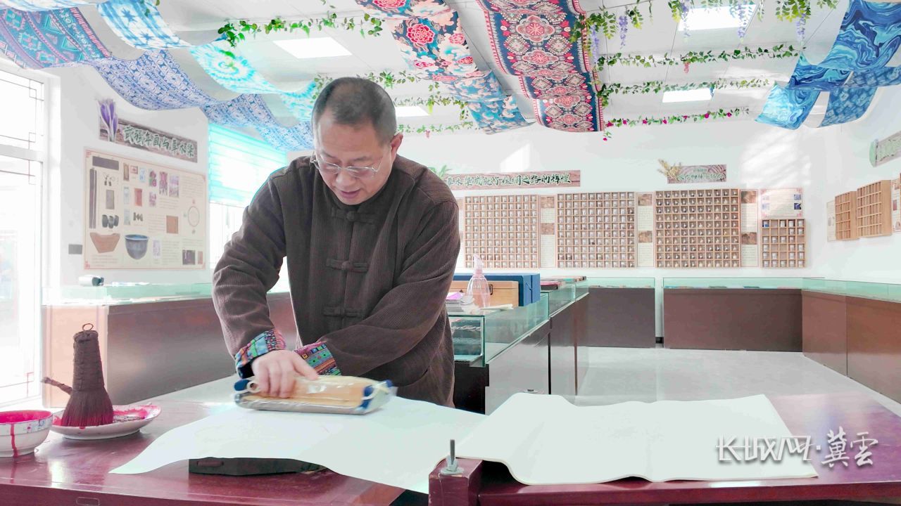 汇名轩创始人、武强木版年画市级代表性传承人温潜鳞正在印制年画。长城网&middot;冀云客户端记者 李雄飞 熊庆