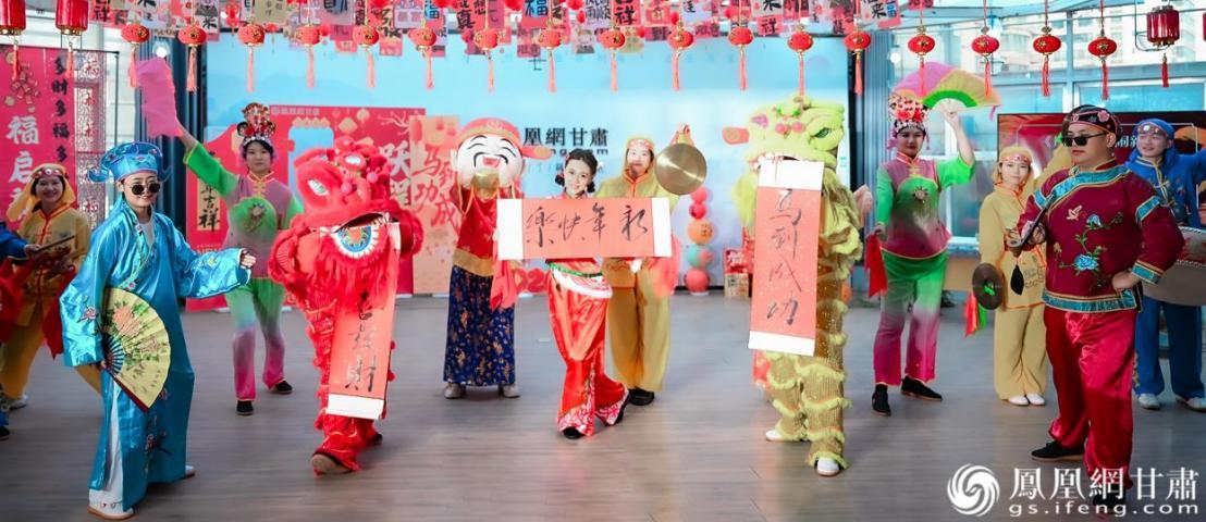 “凰家社火队”喜气洋洋闹新春　肖刚　摄