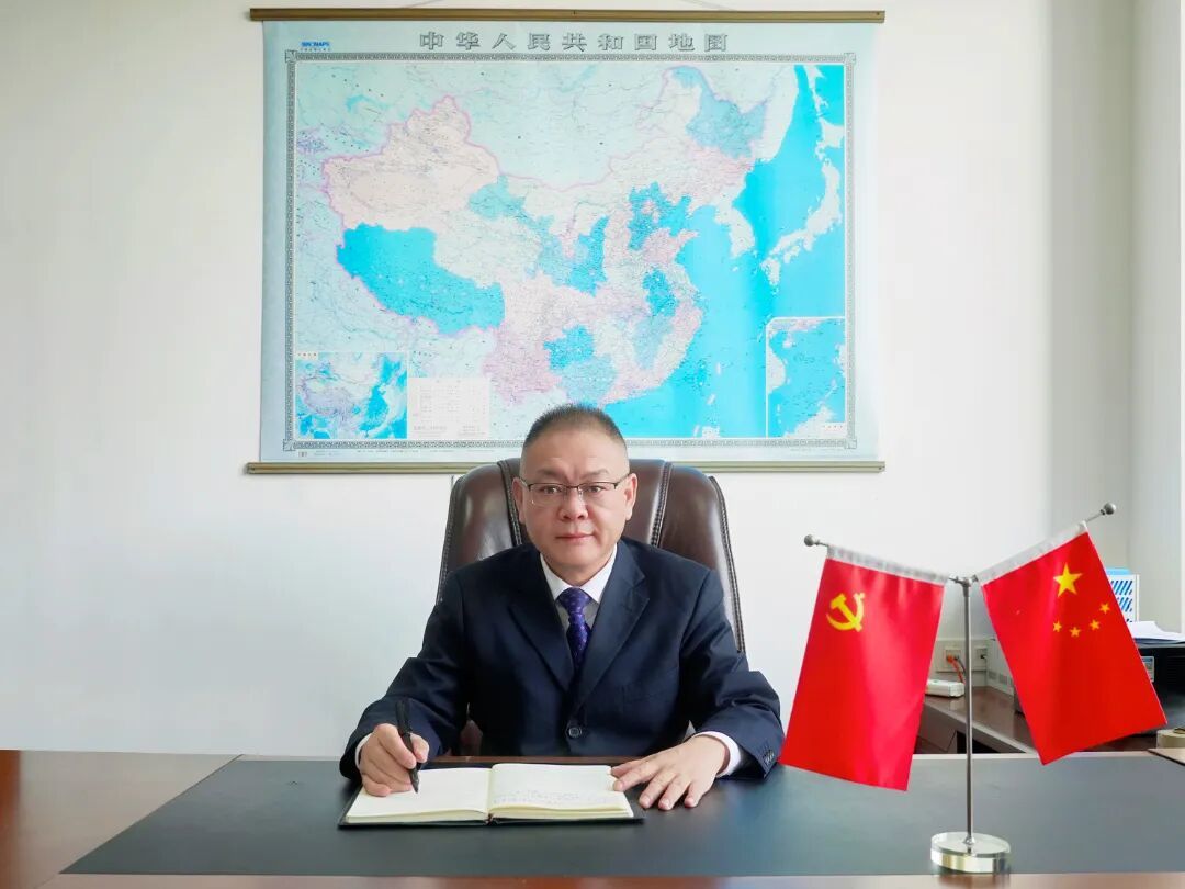 九江市卫健委党委书记范志斌办公正面照.jpg