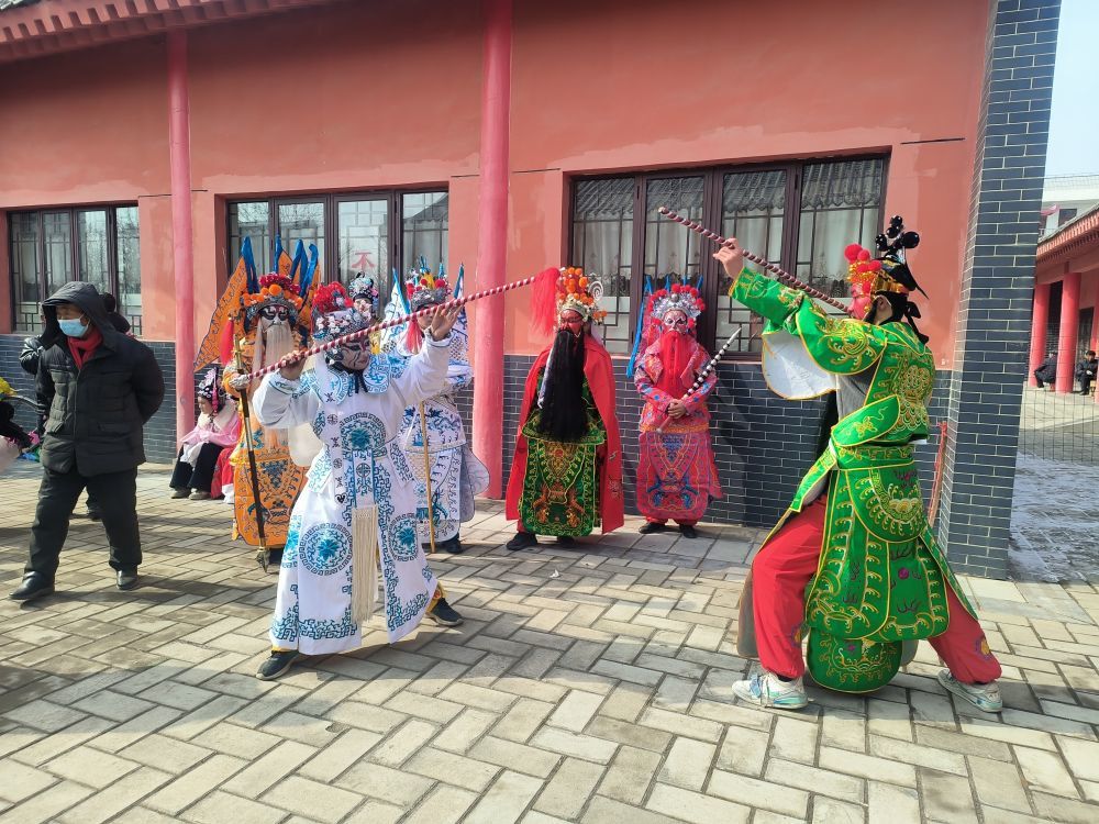 在灵台县什字镇的文化广场上,两位初中生正在排练武社火。新华社记者 王紫轩 摄