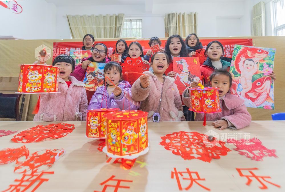 大学生志愿者与孩子们一起展示作品。