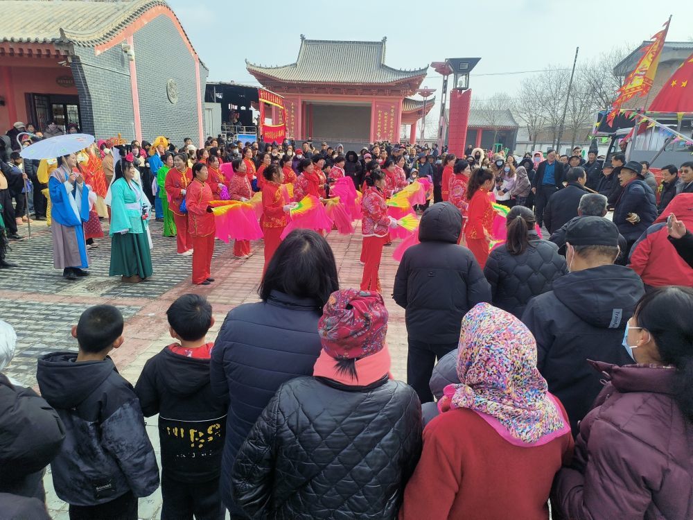 在灵台县什字镇的文化广场上,赶集的群众们观看表演。新华社记者 王紫轩 摄